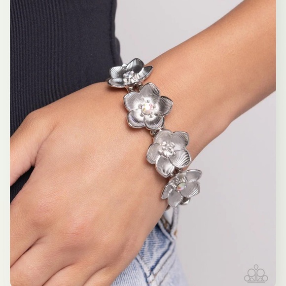 ⚪️🩶⚪️ “GENERAL GRANDEUR” WHITE STRETCH BRACELET ~ PAPARAZZI❗️⚪️🩶⚪️ - Picture 4 of 6